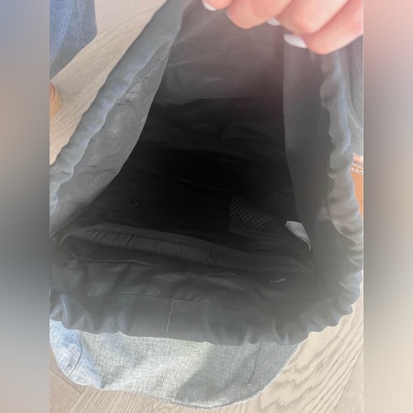 LULULEMON 24L BACKPACK **EXCELLENT CONDITION** - Picture 3 of 12